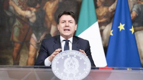 Conte annuncia la sua bodenza di fuogo.