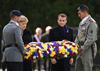 Angela Merkel ed Emmanuel Macron depositano una corona di fiori nell'ambito delle celebrazioni per i cento anni dalla fine della Grande Guerra.