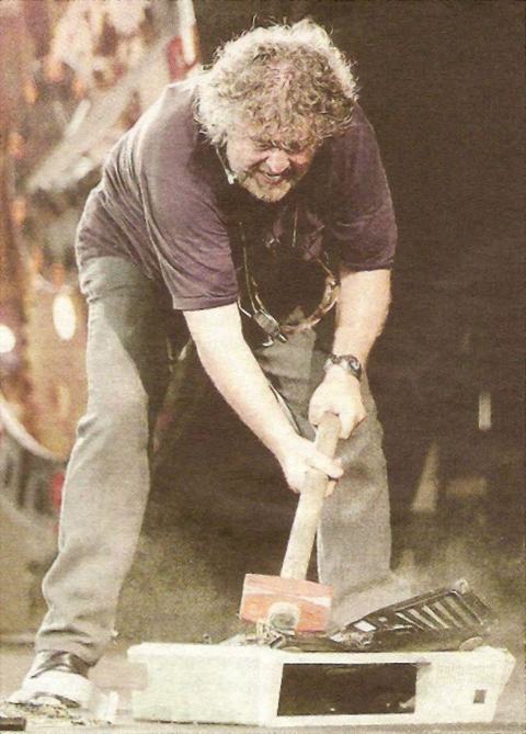Grillo che riammoderna il parco macchine su cui gira Rousseau