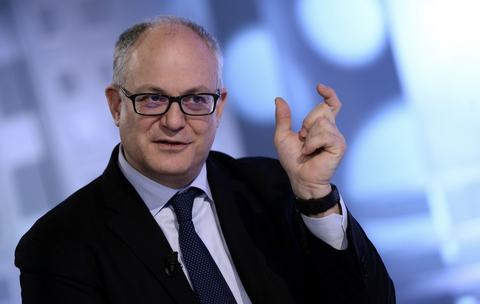 Gualtieri illustra la portata degli aiuti europei decisi in Eurogruppo.