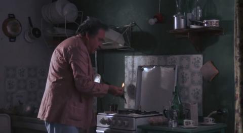 Il conte Mascetti tenta di accendere il gas dopo che la fornitura è stata staccata.