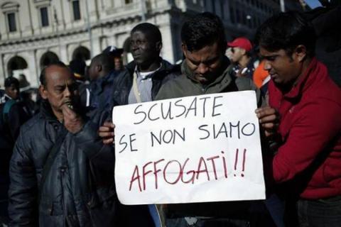 Degli immigrati manifestano il loro disappunto.
