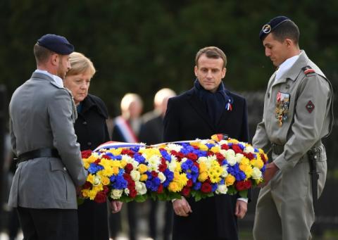 Angela Merkel ed Emmanuel Macron depositano una corona di fiori nell'ambito delle celebrazioni per i cento anni dalla fine della Grande Guerra.