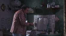 Il conte Mascetti tenta di accendere il gas dopo che la fornitura è stata staccata.
