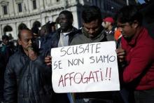 Degli immigrati manifestano il loro disappunto.