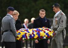 Angela Merkel ed Emmanuel Macron depositano una corona di fiori nell'ambito delle celebrazioni per i cento anni dalla fine della Grande Guerra.